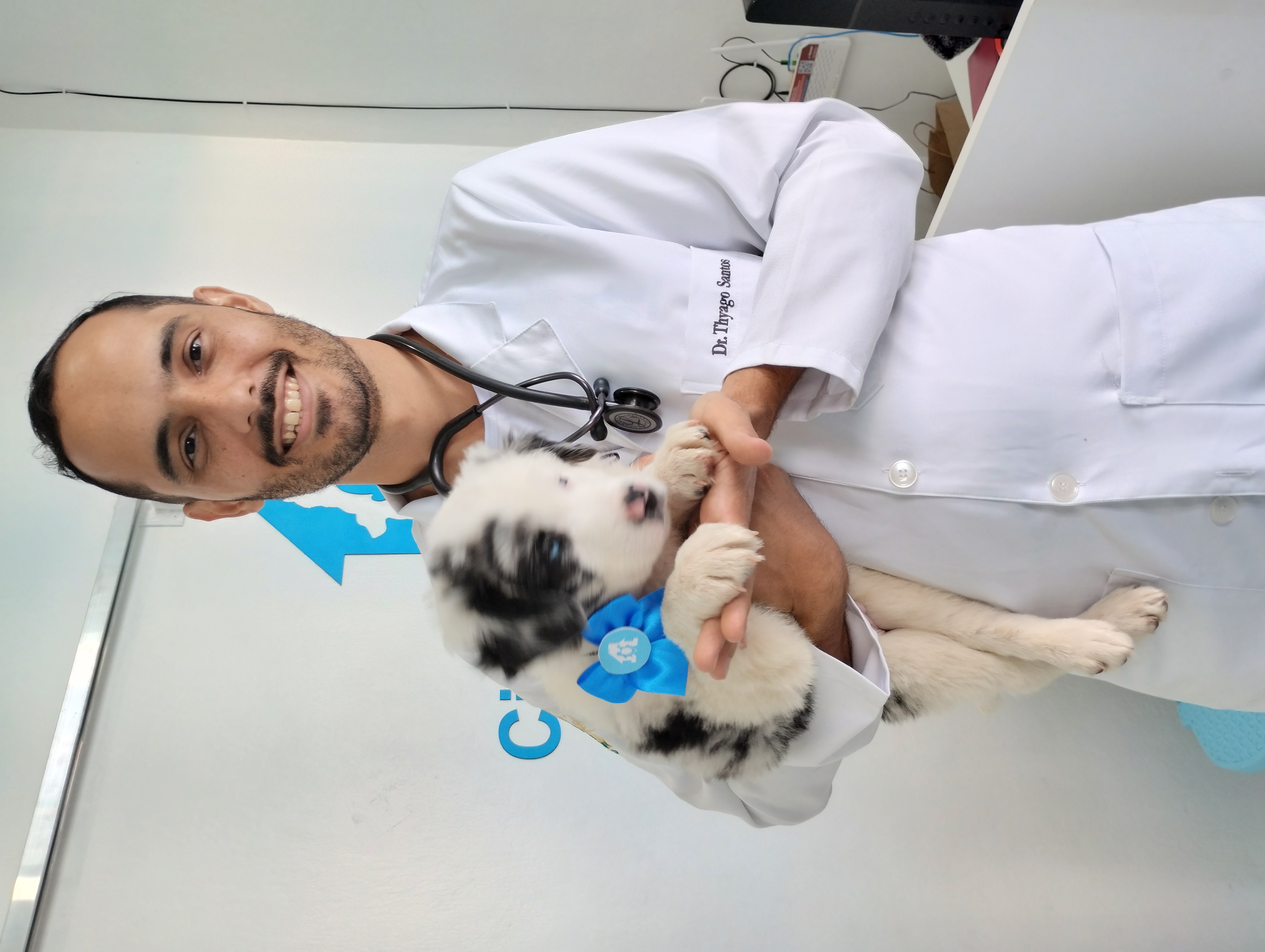 Dr. Thyago com filhote no consultório