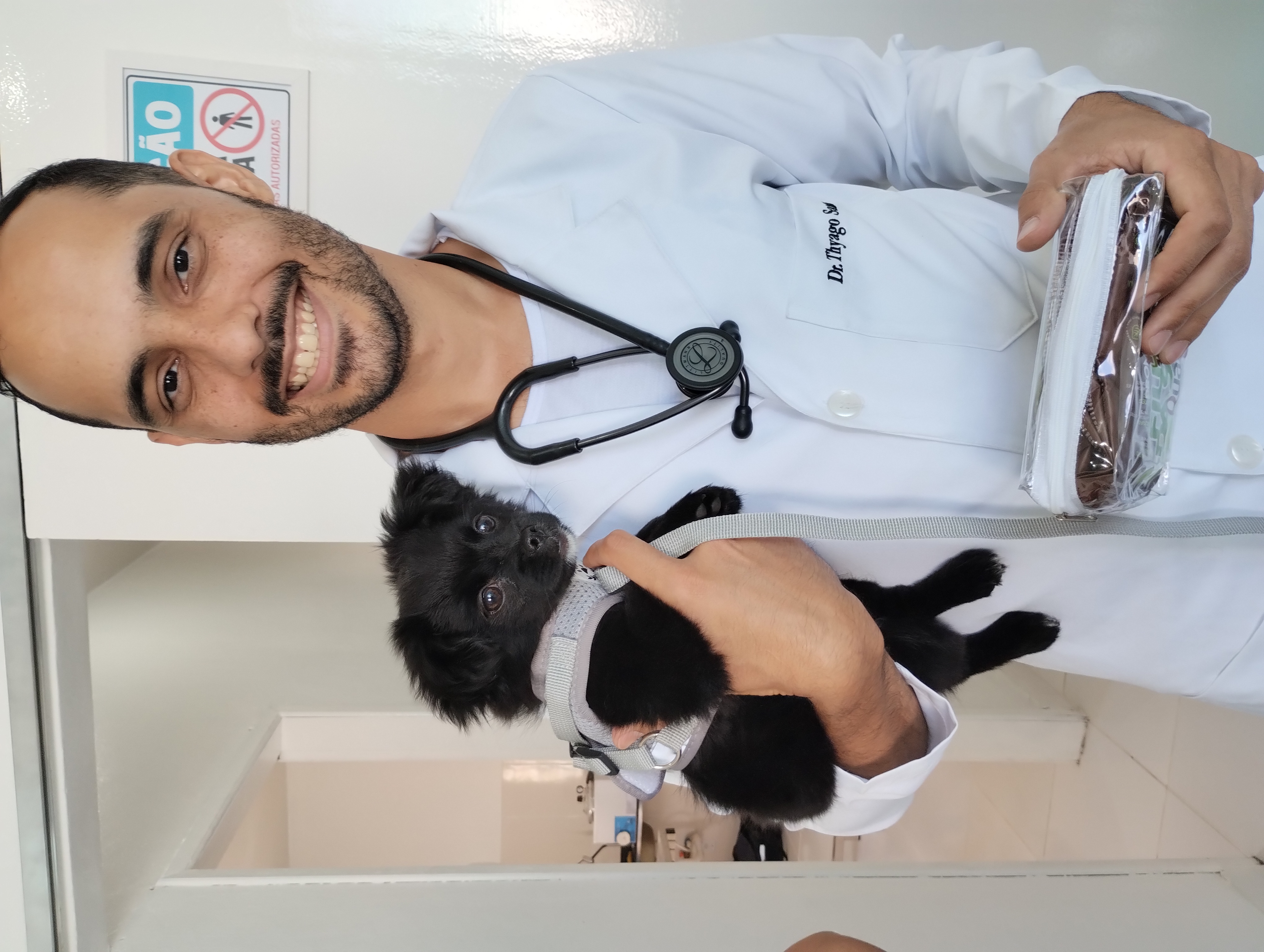 Dr. Thyago com filhote durante atendimento