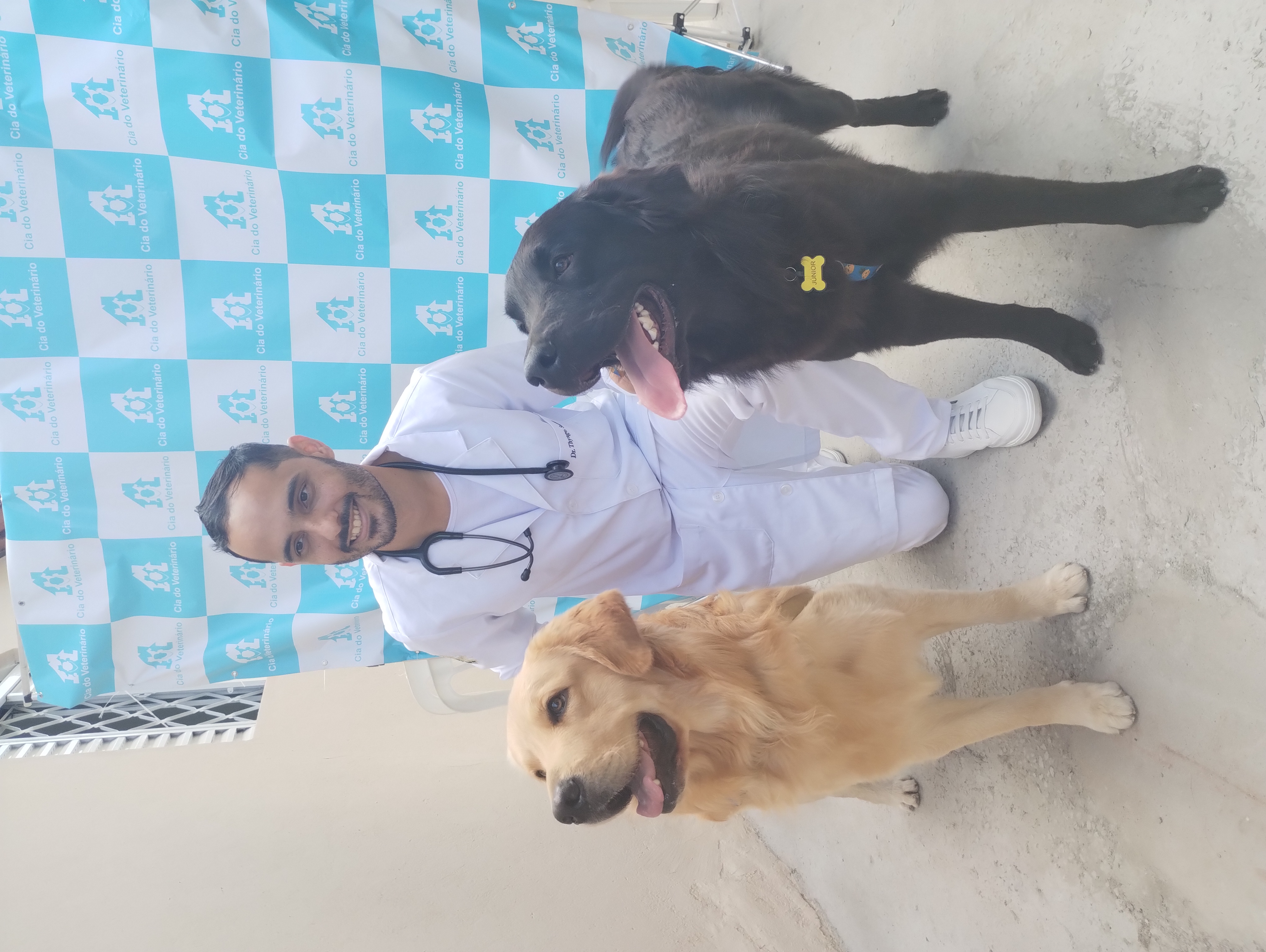 Dr. Thyago com dois cães