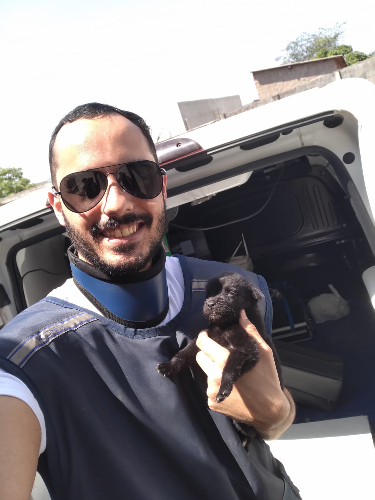 Dr. Thyago com filhote durante atendimento