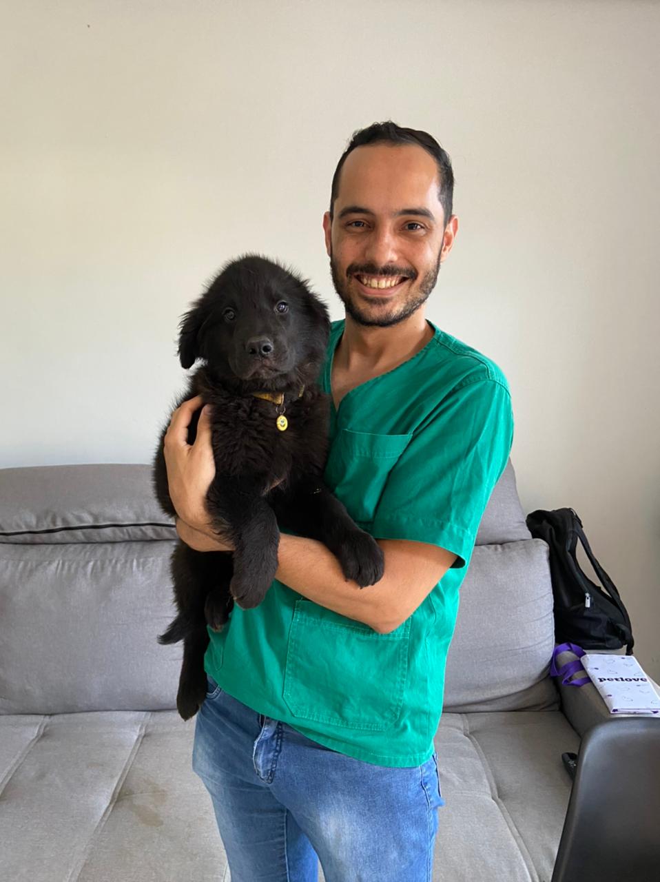 Dr. Thyago com paciente durante atendimento domiciliar